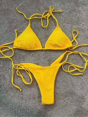 Berry beach Tulim Yellow Textured Tie-Side Bikini Set NWOT